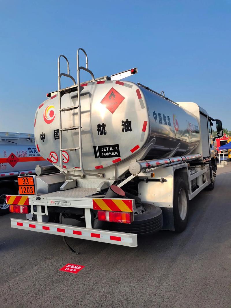 汕德卡单桥民航专用飞机罐式加油车 高效、安全、智能的航空燃油保障新标杆
